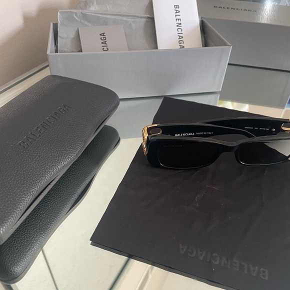 Balenciaga SUNGLASSES IN BLACK - Picture 8 of 10